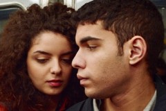Una storia d’amore e di desiderio, Sami Outalbali e Zbeida Belhajamor in un'immagine del film di Leyla Bouzid