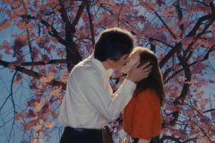Viaggio in Giappone, Isabelle Huppert e Tsuyoshi Ihara in una romantica scena del film