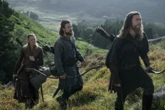 Vikings Valhalla, Frida Gustavsson, Leo Suter e Sam Corlett in una scena della seconda stagione della serie Netflix