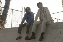 Vizio di forma, Joaquin Phoenix e Benicio del Toro in una scena del film di Paul Thomas Anderson