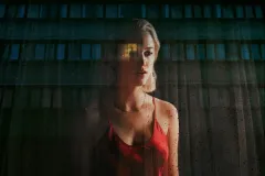 Watcher, Maika Monroe in una scena del film di Chloe Okuno