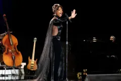 Whitney - Una voce diventata leggenda, Naomi Ackie in un'immagine del film