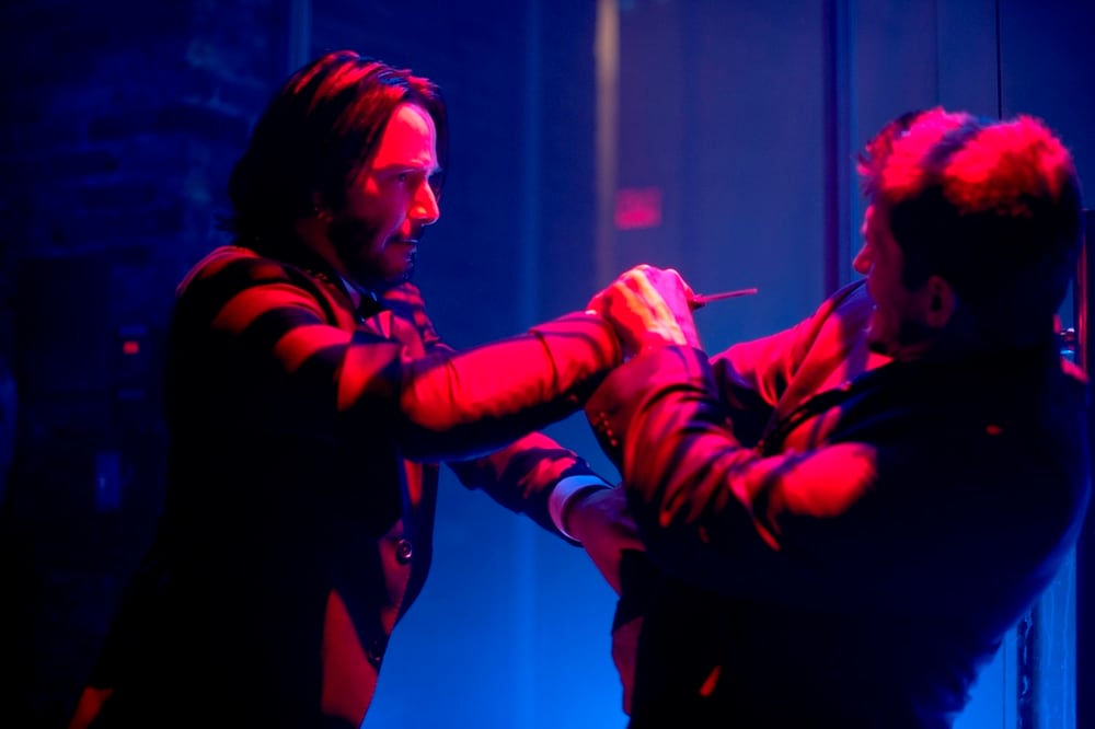 John Wick, Keanu Reeves in una scena d'azione del film di Chad Stahelski e David Leitch