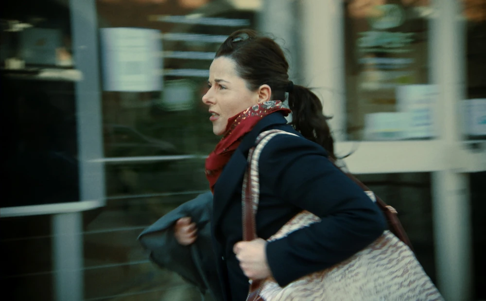 Full Time - Al cento per cento, Laure Calamy corre in una scena del film di Eric Gravel