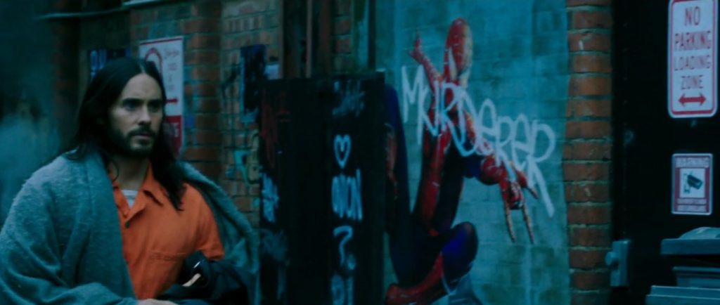 Morbius: Jared Leto davanti a un murales di Spider-Man