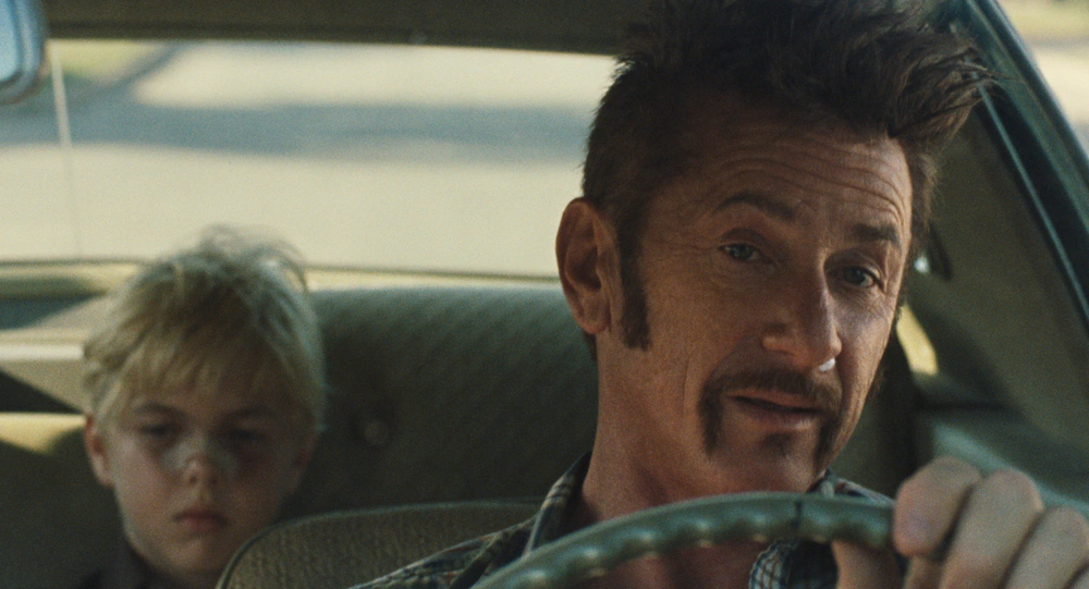 Una vita in fuga, Sean Penn al volante in una scena del film