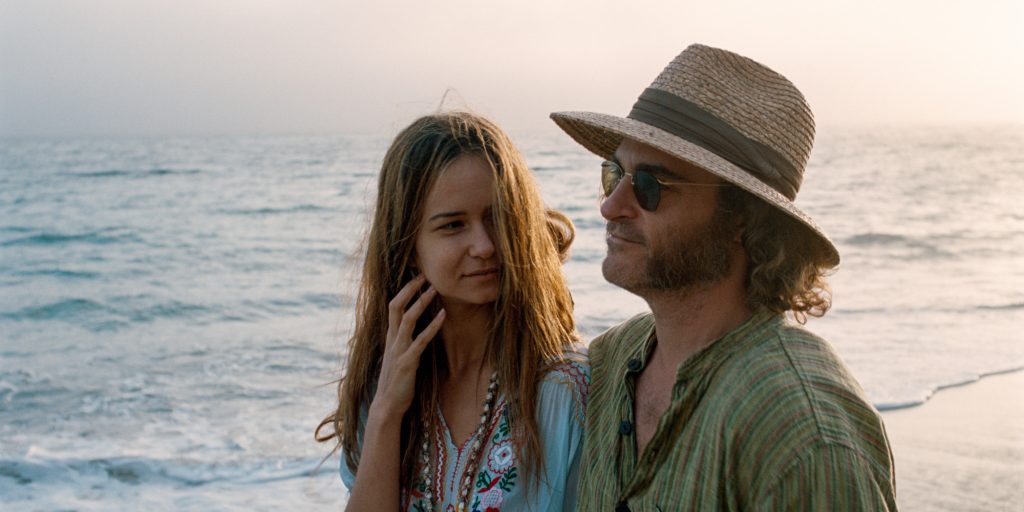 Vizio di forma, Joaquin Phoenix e Katherine Waterston in un'immagine del film di Paul Thomas Anderson
