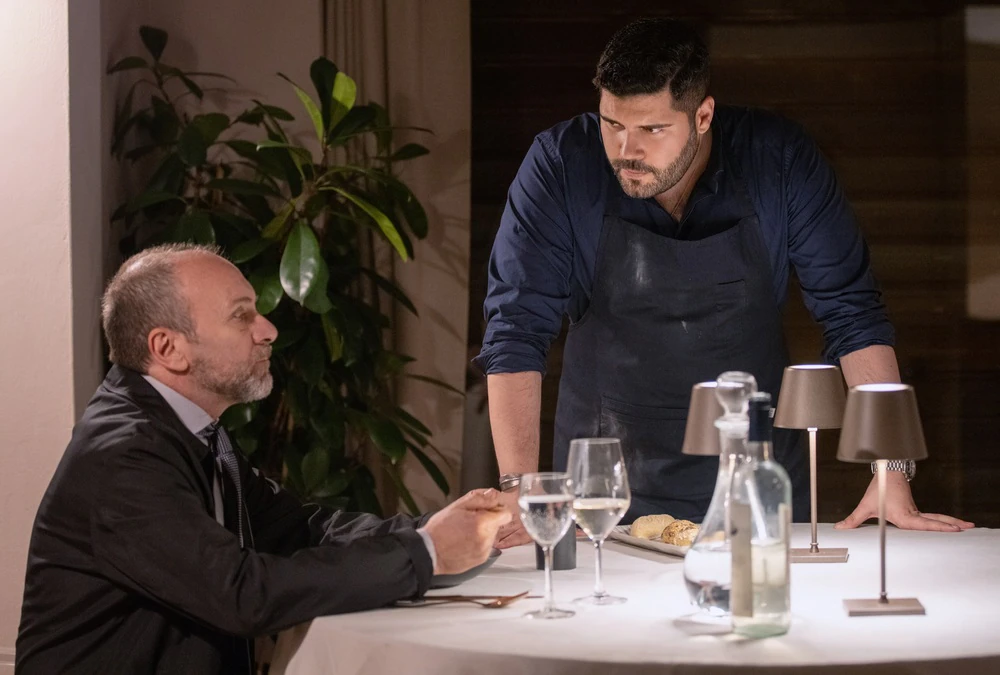 La cena perfetta, Gianfranco Gallo e Salvatore Esposito in una scena del film