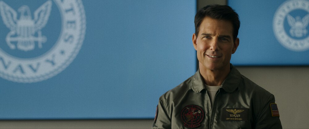 Top Gun: Maverick, un sorridente Tom Cruise in una scena