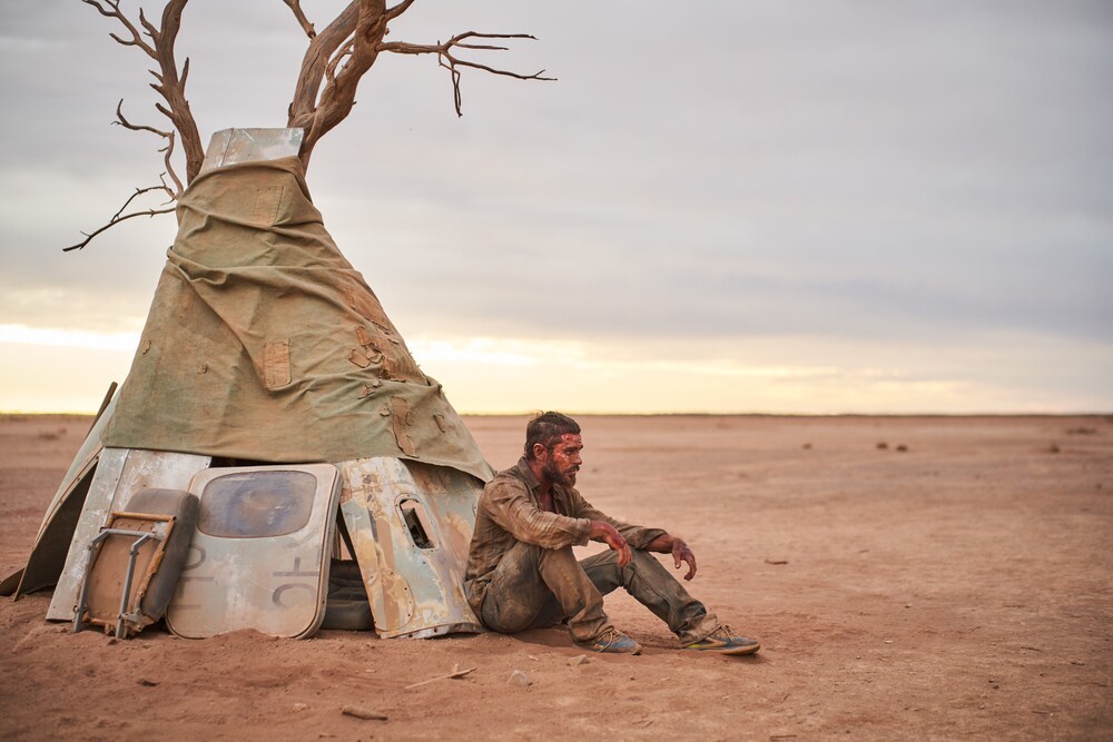 Gold (2022), Zac Efron davanti al suo rifugio improvvisato nel film