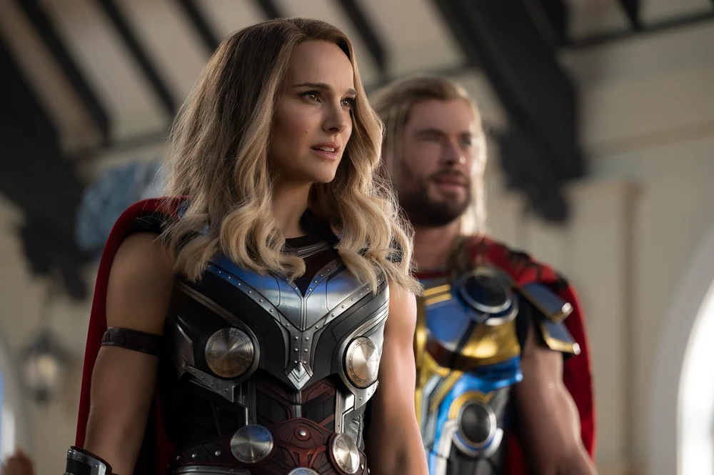 Thor: Love and Thunder, Natalie Portman e Chris Hemsworth in una sequenza