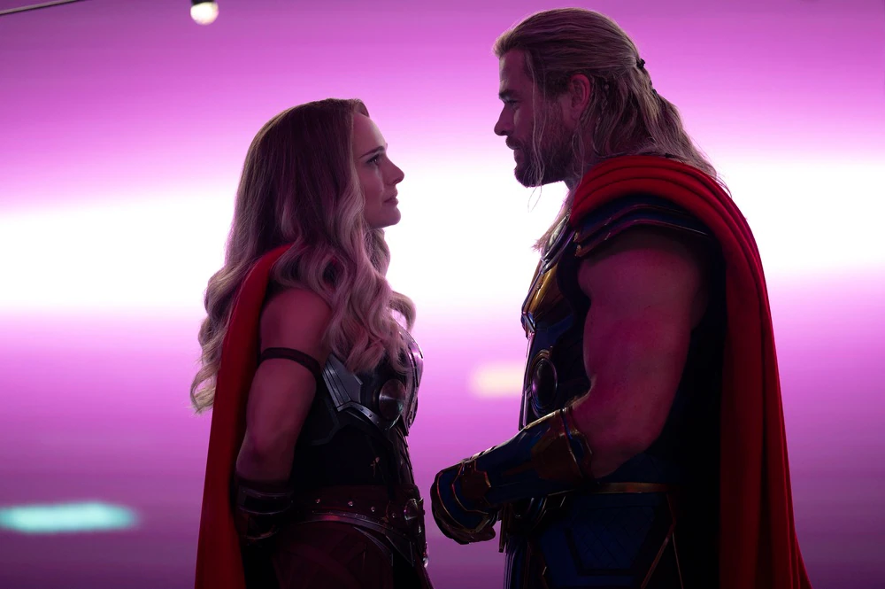 Thor: Love and Thunder, Chris Hemsworth e Natalie Portman in una scena