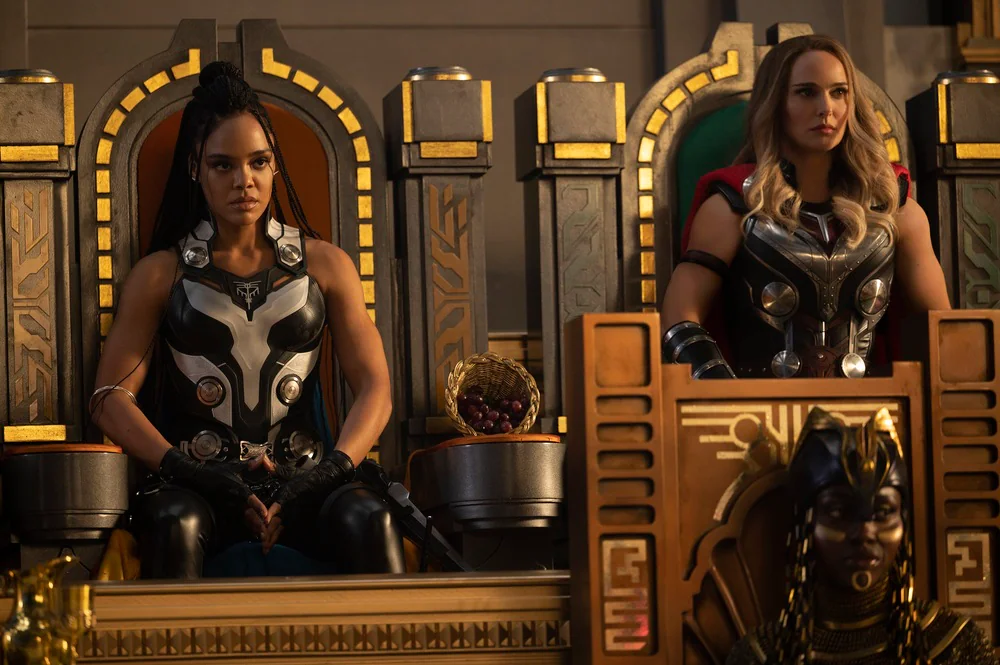Thor: Love and Thunder, Tessa Thompson e Natalie Portman in una scena
