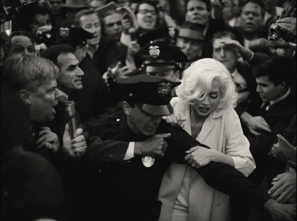 Blonde, Ana de Armas circondata dalla folla in una scena