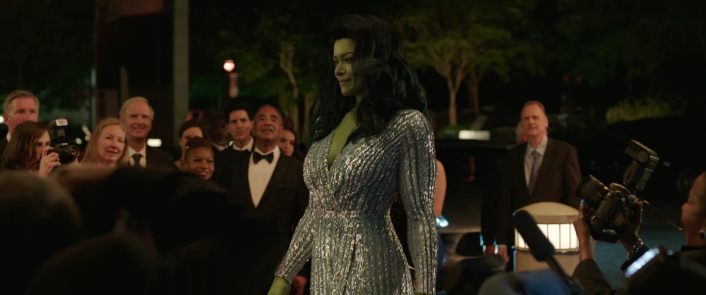 She-Hulk, una agghindata Tatiana Maslany in un momento della serie