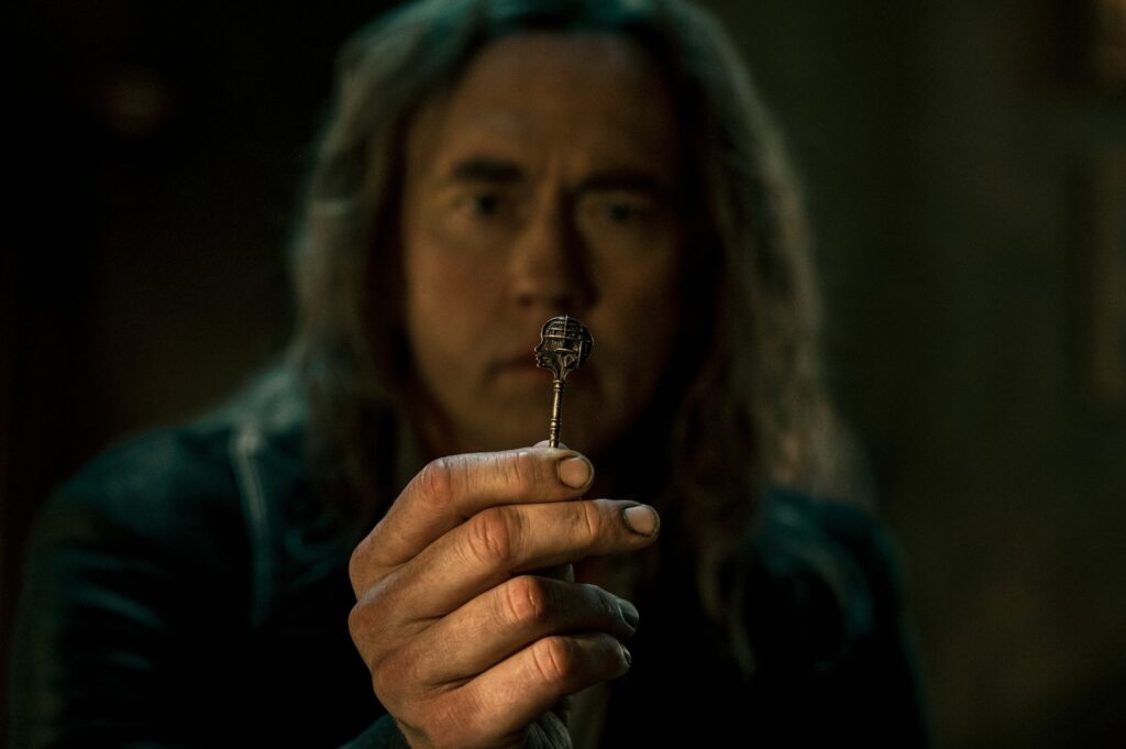 Locke & Key 3, Kevin Durand con una preziosa chiave in una scena della serie