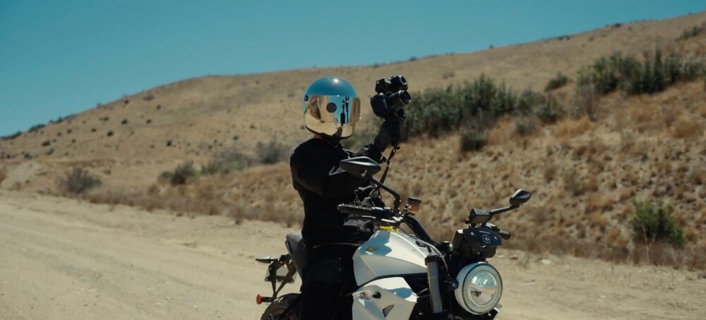 Nope, un motociclista temerario in una scena del film