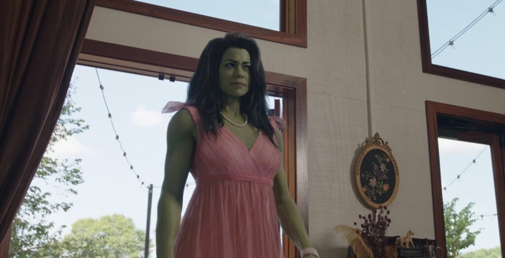 She-Hulk - Attorney at Law, Tatiana Maslany in una sequenza del sesto episodio
