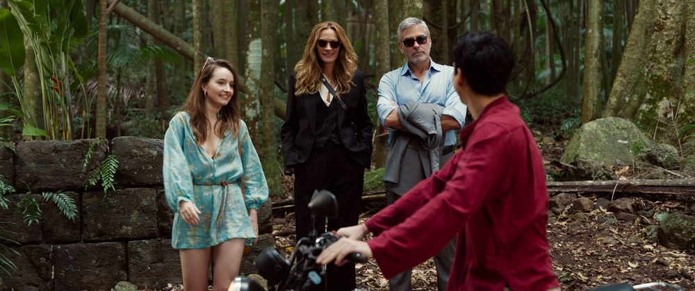 Ticket to Paradise, Kaitlyn Dever, George Clooney, Julia Roberts e Maxime Bouttier in una scena