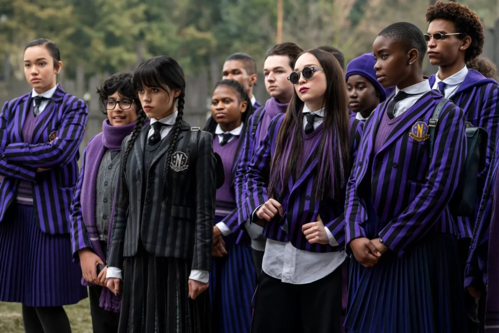 Mercoledì, Jenna Ortega e gli studenti della Nevermore in una scena della serie