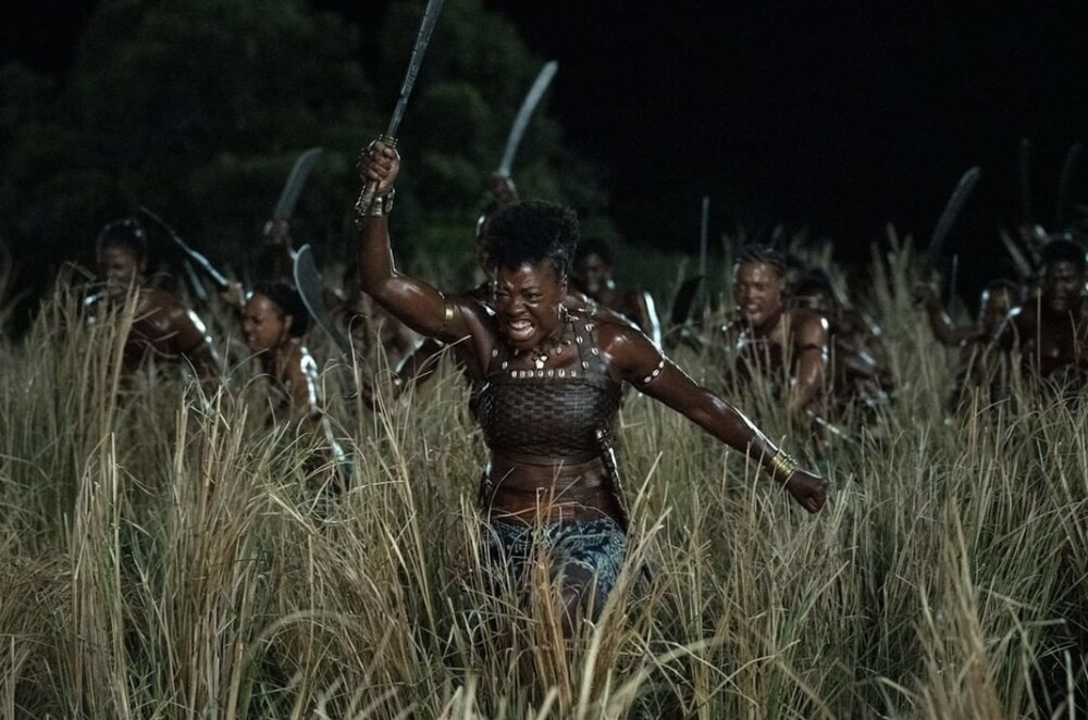 The Woman King, Viola Davis in una sequenza di battaglia