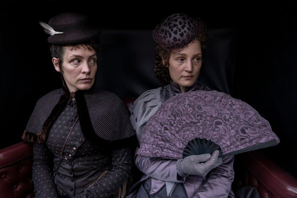 Il corsetto dell’imperatrice, Vicky Krieps e Katharina Lorenz in una scena