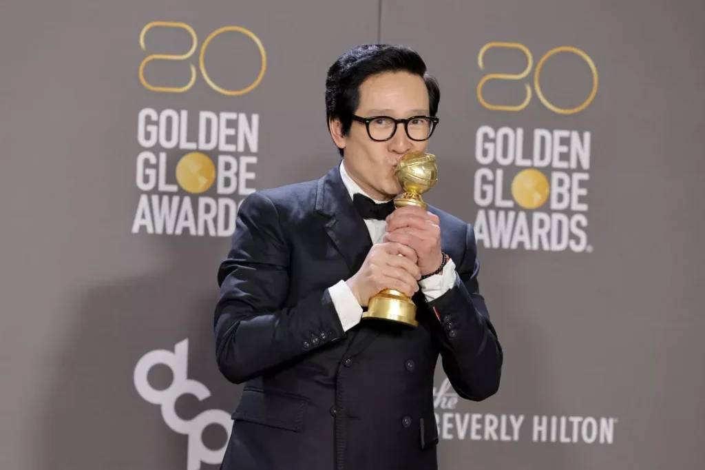 Un'immagine dell'attore Ke Huy Quan ai Golden Globe 2023