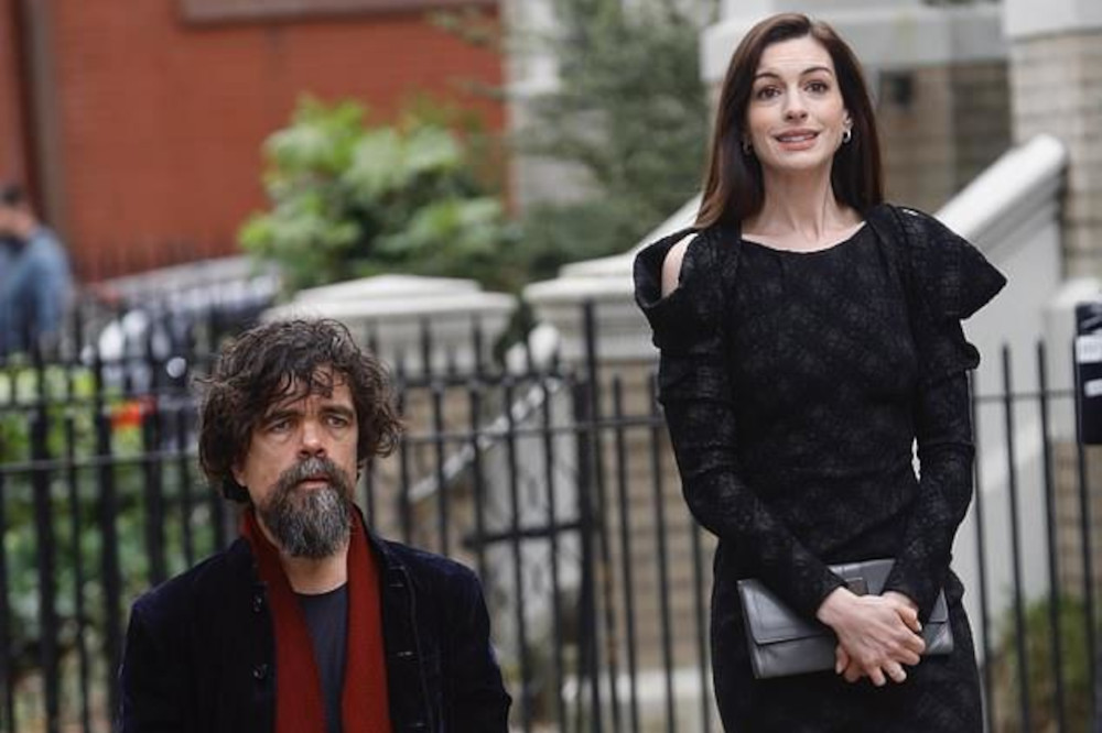 She Came to Me, Peter Dinklage e Anne Hathaway in una scena