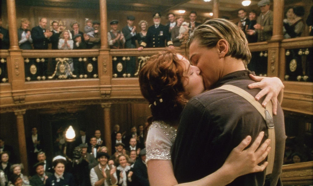Titanic, Leonardo DiCaprio e Kate Winslet in una emozionante sequenza del film