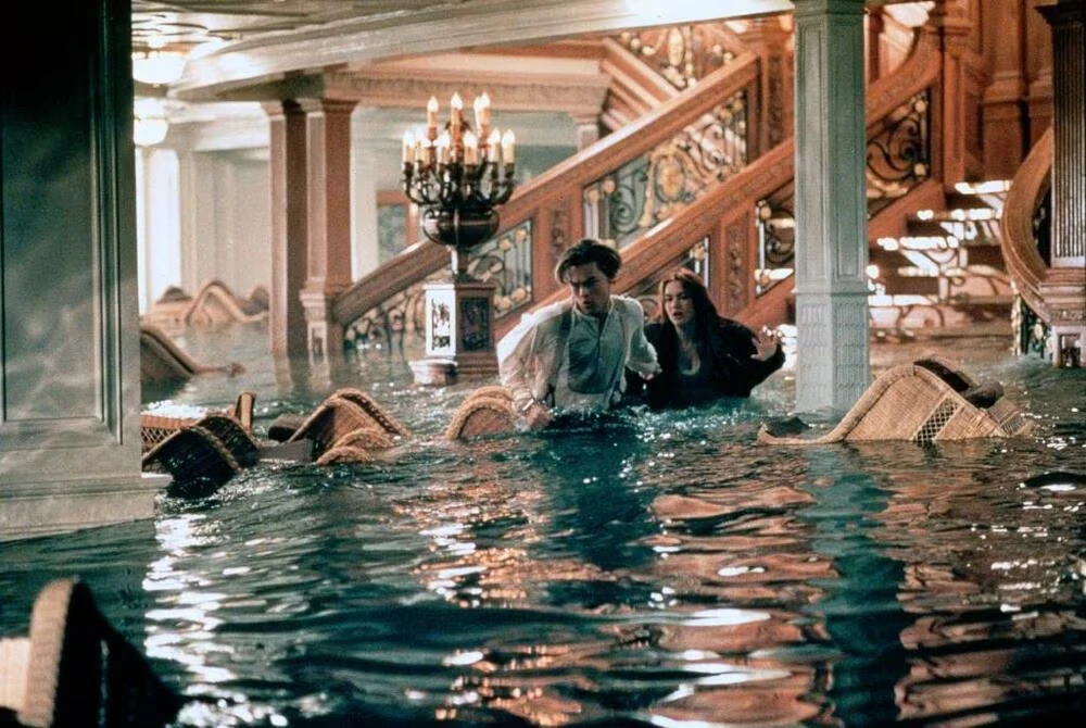 Titanic, Leonardo DiCaprio e Kate Winslet in una drammatica sequenza del film