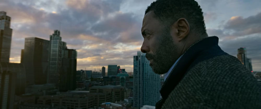 Luther - Verso l'inferno, un primo piano di Idris Elba nel film