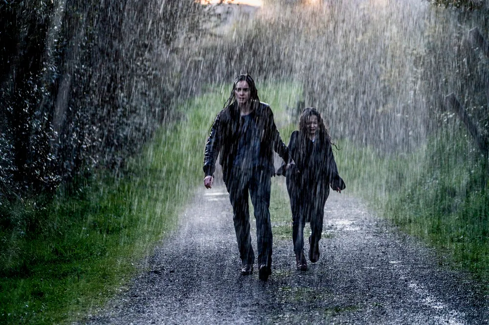 Pantafa, Kasia Smutniak e Greta Santi sotto una pioggia scrosciante nel film