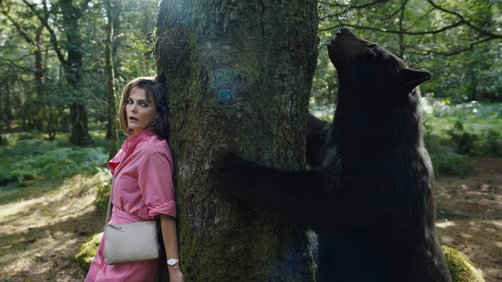 Cocainorso, Keri Russell cerca di sfuggire all'orso in una scena