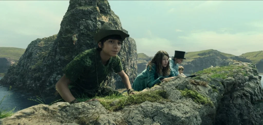 Peter Pan & Wendy, Alexander Molony ed Ever Anderson in una sequenza