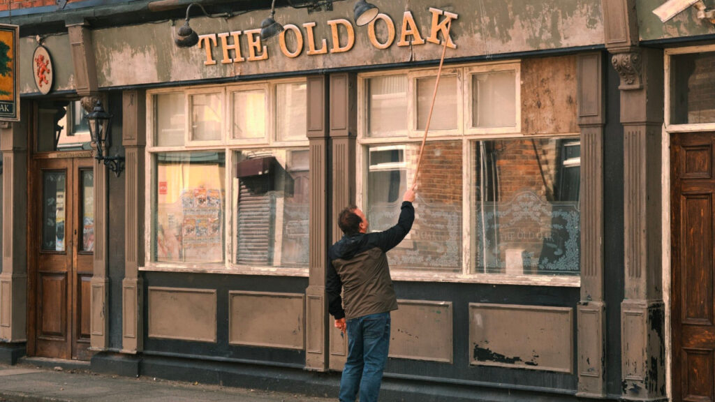 Un'immagine del film The Old Oak, in concorso a Cannes 2023