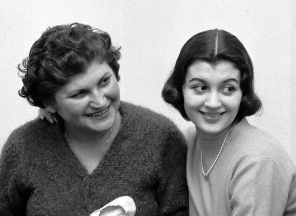 Codice Carla, Carla Fracci e sua madre in un'immagine del film